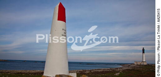 Sein island. - © Philip Plisson / Plisson La Trinité / AA25415 - Photo Galleries - Buoys and beacons