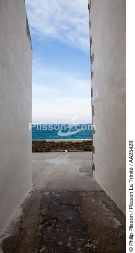 Sur l'île de Sein. - © Philip Plisson / Plisson La Trinité / AA25429 - Nos reportages photos - 16/9 vertical