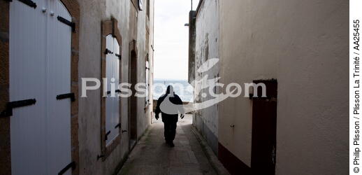 In the narrow alleys of the island of Sein. - © Philip Plisson / Plisson La Trinité / AA25455 - Photo Galleries - Road transport