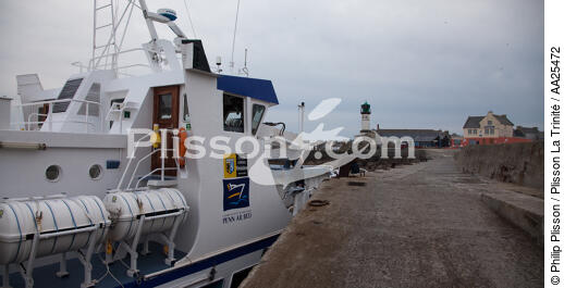Arriving on the island of Sein. - © Philip Plisson / Plisson La Trinité / AA25472 - Photo Galleries - Mail boat