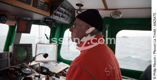 Aboard the lifeboat to the island of Sein. - © Philip Plisson / Plisson La Trinité / AA25475 - Photo Galleries - Sea Rescue