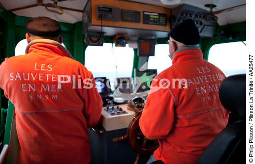 Aboard the lifeboat to the island of Sein. - © Philip Plisson / Plisson La Trinité / AA25477 - Photo Galleries - Sea Rescue