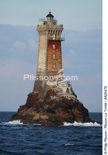 Le phare de la Vieille dans le Raz de Sein. - © Philip Plisson / Plisson La Trinité / AA25479 - Nos reportages photos - Phare [29]