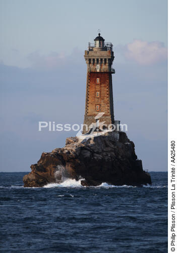 Le phare de la Vieille dans le Raz de Sein. - © Philip Plisson / Plisson La Trinité / AA25480 - Nos reportages photos - Phare [29]