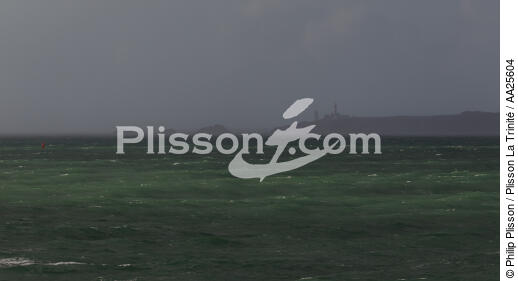 Devant la Pointe Saint-Mathieu. - © Philip Plisson / Plisson La Trinité / AA25604 - Nos reportages photos - Site [29]