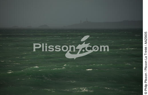 Devant la Pointe Saint-Mathieu. - © Philip Plisson / Plisson La Trinité / AA25605 - Nos reportages photos - Mer d'Iroise