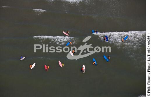 Surf lessons on Oleron. - © Philip Plisson / Plisson La Trinité / AA25611 - Photo Galleries - Leisure