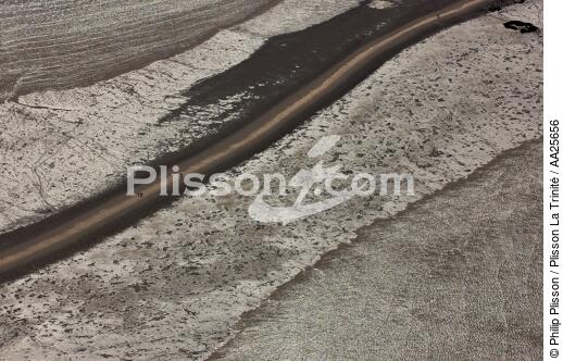 Sand connection to Madame island - © Philip Plisson / Plisson La Trinité / AA25656 - Photo Galleries - Sand