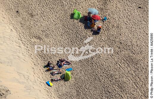 La Coubre beach - © Philip Plisson / Plisson La Trinité / AA25690 - Photo Galleries - Parasol