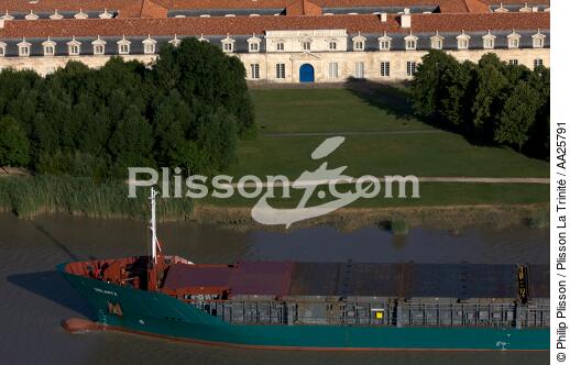 Rochefort - © Philip Plisson / Plisson La Trinité / AA25791 - Nos reportages photos - Cargo