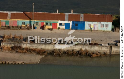 Oléron island,St Trojan les bains port. - © Philip Plisson / Plisson La Trinité / AA25832 - Photo Galleries - Oyster Farming