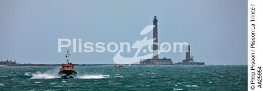 Canot SNSM devant le phare de Gatteville - © Philip Plisson / Plisson La Trinité / AA25954 - Nos reportages photos - Canot de sauvetage