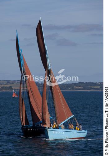 Coquiller en rade de Brest - © Philip Plisson / Plisson La Trinité / AA25963 - Nos reportages photos - Site [29]