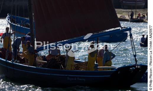 Shellfish vessel in Brest - © Philip Plisson / Plisson La Trinité / AA25977 - Photo Galleries - Crew