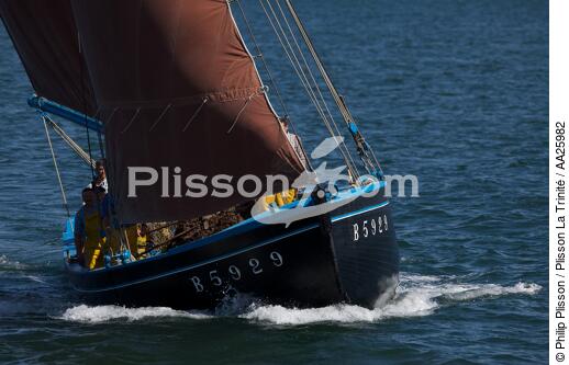 Shellfish vessel in Brest - © Philip Plisson / Plisson La Trinité / AA25982 - Photo Galleries - Crew