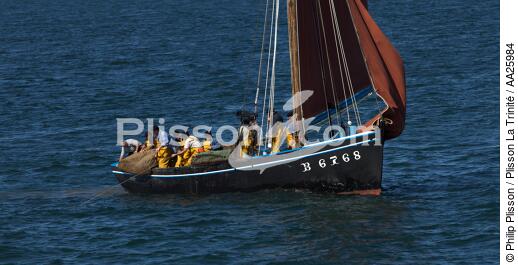 Shellfish vessel in Brest - © Philip Plisson / Plisson La Trinité / AA25984 - Photo Galleries - Site of Interest [29]