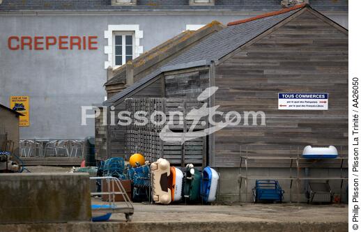 Sein island. - © Philip Plisson / Plisson La Trinité / AA26050 - Photo Galleries - Quay