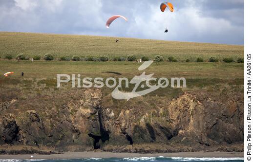 Nearly Telgruc-sur-mer - © Philip Plisson / Plisson La Trinité / AA26105 - Photo Galleries - Paraglider