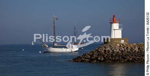 Sauzon - © Philip Plisson / Plisson La Trinité / AA26132 - Photo Galleries - Harbour light