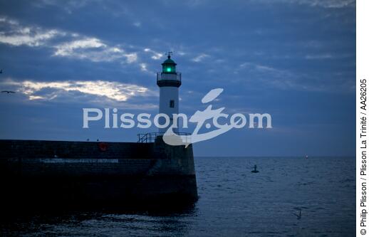 The port of Palais on Belle-Ile. - © Philip Plisson / Plisson La Trinité / AA26205 - Photo Galleries - Harbour light