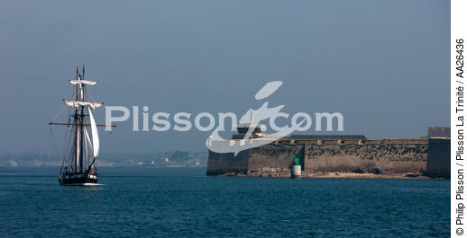 La Recouvrance devant Port-Louis. - © Philip Plisson / Plisson La Trinité / AA26436 - Nos reportages photos - Monument historique