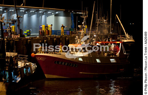 The fishing port of Lorient Kéroman. - © Philip Plisson / Plisson La Trinité / AA26489 - Photo Galleries - Night