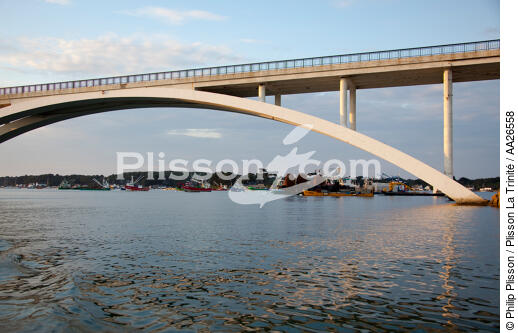 Kerisper bridge on Crac'h river - © Philip Plisson / Plisson La Trinité / AA26558 - Photo Galleries - Morbihan