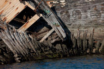 Wrecks of tuna fishing boat in Plouhinec © Philip Plisson / Plisson La Trinité / AA26610 - Photo Galleries - Art and Crafts