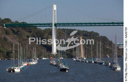 La Roche-Bernard - © Philip Plisson / Plisson La Trinité / AA26759 - Photo Galleries - Suspended bridge