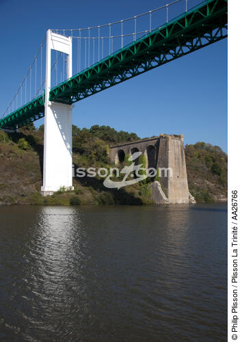 La Roche-Bernard - © Philip Plisson / Plisson La Trinité / AA26766 - Photo Galleries - Suspended bridge