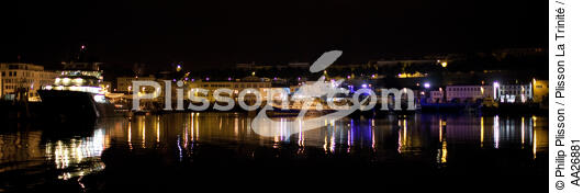 The port of Brest at night. - © Philip Plisson / Plisson La Trinité / AA26881 - Photo Galleries - Finistère