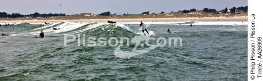 Surf sur la grande plage de Plouharnel. - © Philip Plisson / Plisson La Trinité / AA26909 - Nos reportages photos - Morbihan