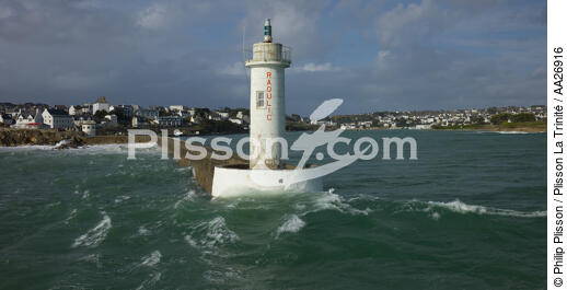 Port light to Audierne - © Philip Plisson / Plisson La Trinité / AA26916 - Photo Galleries - From Brest to Loctudy