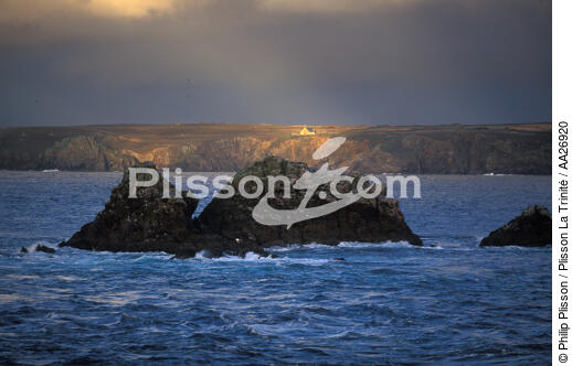The tip of Van and Chapel St. They. - © Philip Plisson / Plisson La Trinité / AA26920 - Photo Galleries - From Brest to Loctudy