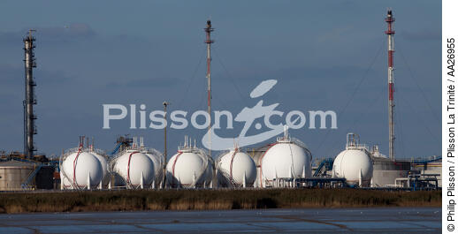 La raffinerie de Donges sur la Loire. - © Philip Plisson / Plisson La Trinité / AA26955 - Nos reportages photos - Raffinerie