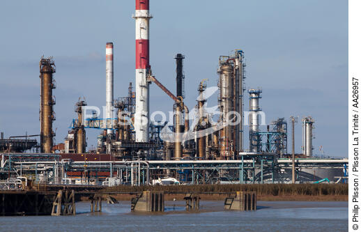 La raffinerie de Donges sur la Loire. - © Philip Plisson / Plisson La Trinité / AA26957 - Nos reportages photos - Industrie pétrolière