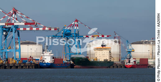 Container Terminal Montoir-de-Bretagne - © Philip Plisson / Plisson La Trinité / AA26994 - Photo Galleries - CMA CGM Marco Polo