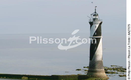 The plateau du Four lighthouse - © Philip Plisson / Plisson La Trinité / AA27075 - Photo Galleries - Low tide