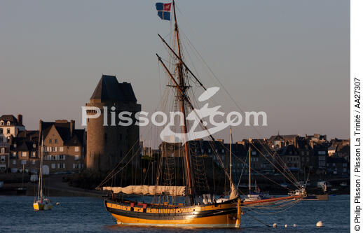 Le Renard in front of Saint-Servan. - © Philip Plisson / Plisson La Trinité / AA27307 - Photo Galleries - Ille & Vilaine