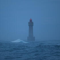 Jument lighthouse in the mist © Philip Plisson / Plisson La Trinité / AA27335 - Photo Galleries - Finistère