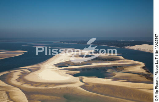 The Arguin sand bank - © Philip Plisson / Plisson La Trinité / AA27567 - Photo Galleries - Low tide