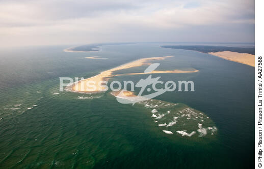 The Arguin sand bank - © Philip Plisson / Plisson La Trinité / AA27568 - Photo Galleries - High tide