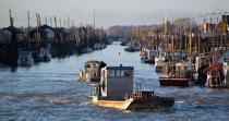 La Tremblade port © Philip Plisson / Plisson La Trinité / AA27752 - Photo Galleries - Lighter used by oyster farmers