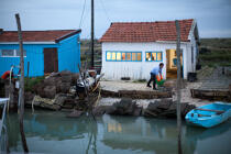 La Tremblade port © Philip Plisson / Plisson La Trinité / AA27764 - Photo Galleries - Lighter used by oyster farmers