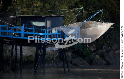 Charente river - © Philip Plisson / Plisson La Trinité / AA27769 - Photo Galleries - Fishing equipment