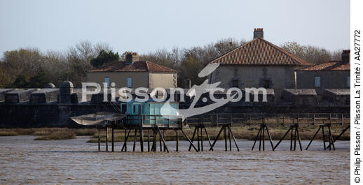 Fort Lupin on Charente river - © Philip Plisson / Plisson La Trinité / AA27772 - Photo Galleries - Fishing equipment