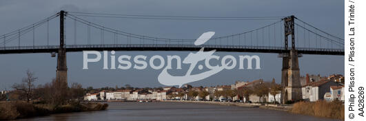 Tonnay-Charente - © Philip Plisson / Plisson La Trinité / AA28269 - Photo Galleries - Suspended bridge