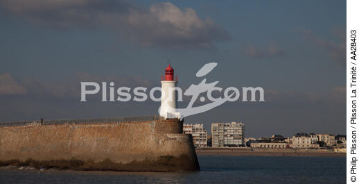 Les Sables d'Olonne - © Philip Plisson / Plisson La Trinité / AA28403 - Nos reportages photos - Feu de port
