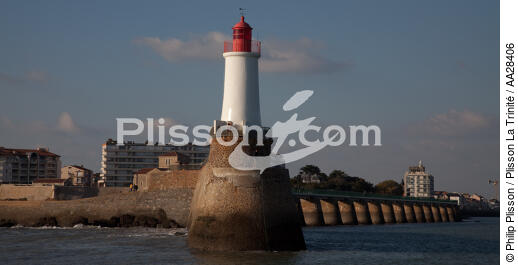 Les Sables d'Olonne - © Philip Plisson / Plisson La Trinité / AA28406 - Photo Galleries - Harbour light