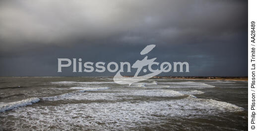 Port of la Cotinière on Oléron island - © Philip Plisson / Plisson La Trinité / AA28489 - Photo Galleries - Stormy sky